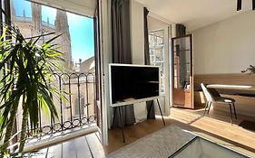 Acariciando la Catedral by Catedral Camino Suites